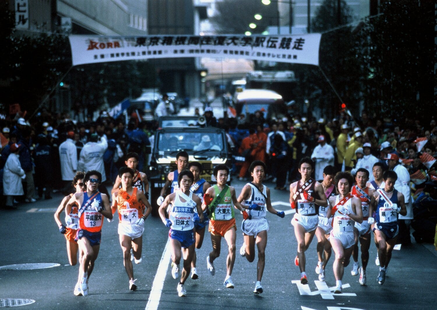 2001年の箱根駅伝スタート。5区途中までトップを走ったのは、「オレンジ・エクスプレス」こと法大だった　©BUNGEISHUNJU