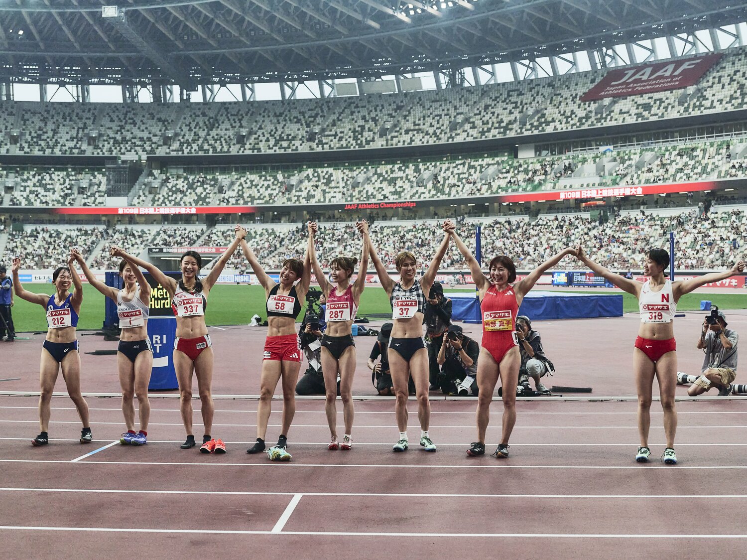 8人でのフィナーレ　©Yuki Suenaga