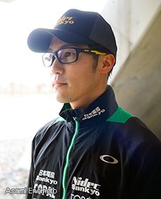 加藤条治 Joji Kato
1985年2月6日、山形市生まれ。'03年に実業団の三協精機(日本電産サンキョー)に入社。'05年11月のW杯で、34秒30の当時の世界記録を樹立した。'06年のトリノ五輪は6位、'10年のバンクーバー五輪は銅メダル。165cm、65kg。