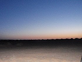 サハラ砂漠の夜明け。いよいよレースが始まる