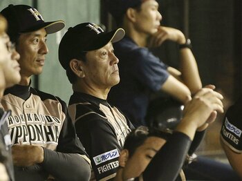 新任コーチを見守る栗山監督。チームを成熟させるための「静」。＜Number Web＞ photograph by Kyodo News