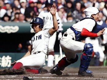 本塁クロスプレー、捕手の位置は？センバツで気になった「暴力と知恵」。＜Number Web＞ photograph by Kyodo News