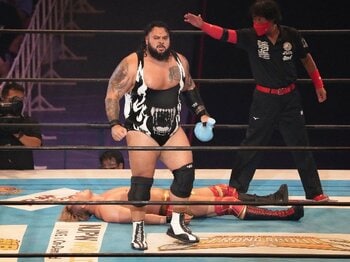 WWEに切られた男の逆襲…160キロの“空飛ぶ怪物”ジョナが『G1』本命オカダ・カズチカを圧殺「オレはデカすぎて、強すぎて、無敵すぎる」＜Number Web＞ photograph by Essei Hara