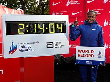女子マラソンの世界記録が大幅更新。ラドクリフも市民ランナーも祝福。＜Number Web＞ photograph by AFLO
