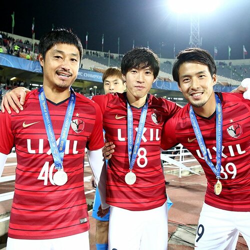 小笠原満男が掲げたACL優勝カップ。「キャプテンはあなた