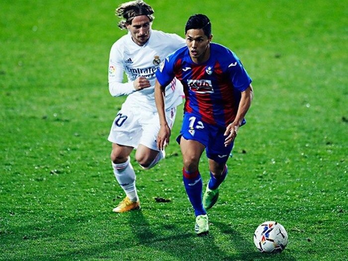 【激写】乾貴士＆武藤嘉紀vsラモスの“ハンド疑惑” 巧すぎベンゼマ＆モドリッチ…エイバルvsマドリーを見る＜Number Web＞ photograph by Daisuke Nakashima