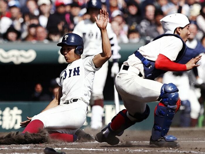 本塁クロスプレー、捕手の位置は？センバツで気になった「暴力と知恵」。＜Number Web＞ photograph by Kyodo News