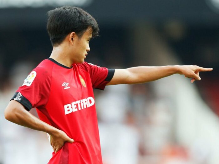 久保建英デビュー戦を象徴する写真。18歳とは思えない味方への指示出し。＜Number Web＞ photograph by Daisuke Nakashima