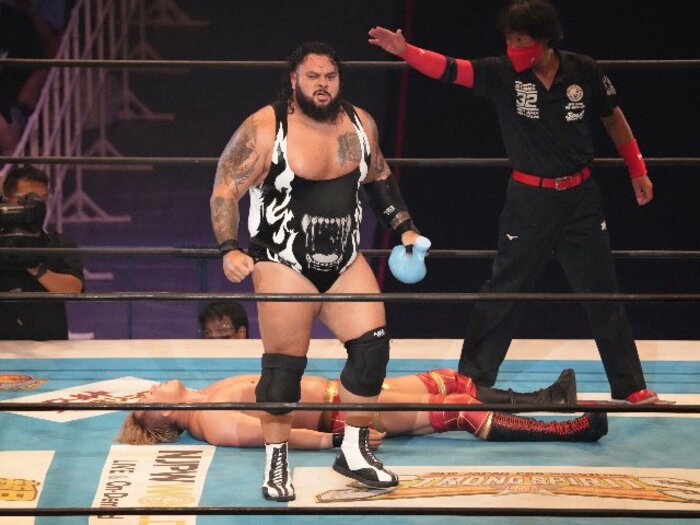 WWEに切られた男の逆襲…160キロの“空飛ぶ怪物”ジョナが『G1』本命オカダ・カズチカを圧殺「オレはデカすぎて、強すぎて、無敵すぎる」<Number Web> photograph by Essei Hara