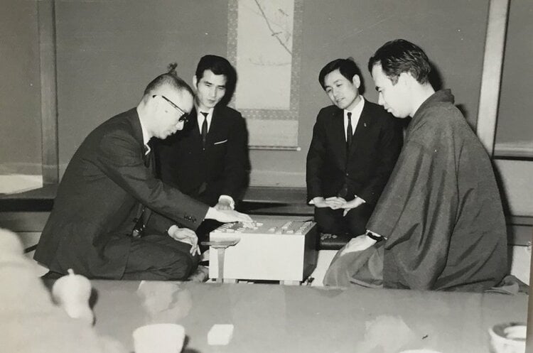 額装色紙 　将棋棋士　九段　芹沢博文 1週間、酒も競輪も誘わないでくれ」“元天才少年”が谷川浩司19歳との初