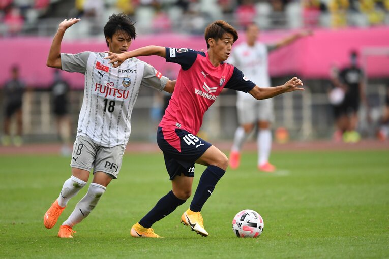 2020年10月の川崎戦、三笘薫とマッチアップする西川　©Masashi Hara/Getty Images