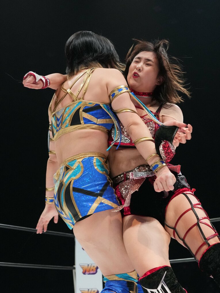 HANAKOにラリアットを見舞うひめか