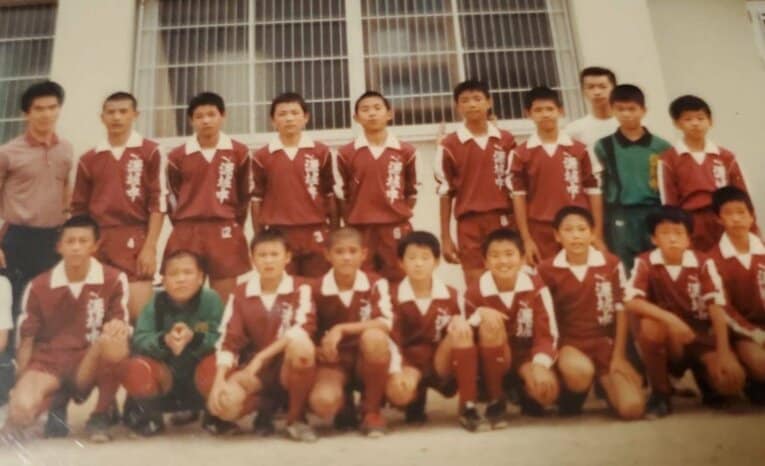 写真は深堀中サッカー部時代の森保（後列・中央）。初代キャプテンを務めた