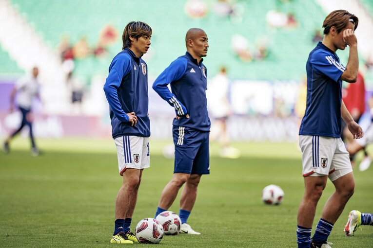 1月31日、バーレーン戦前にアップを行う伊東純也（2枚目／全5枚）©Kiichi Matsumoto