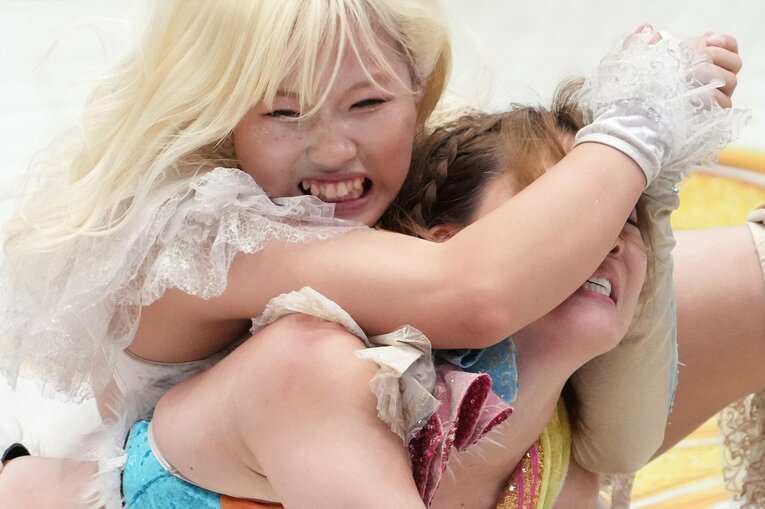 岩谷麻優をフェイスロックで攻めるビクトリア弓月　©Masashi Hara