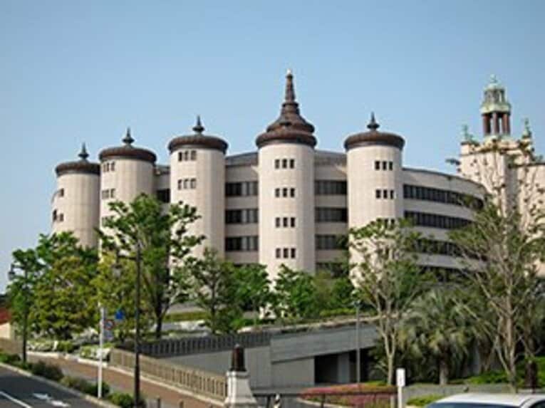 1964年に建てられた大聖堂。大尖塔の上部は純金製だそうです……