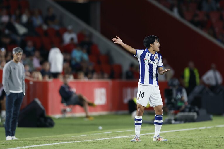 「久保建英と浅野拓磨が笑顔で握手」4年ぶり日本人対決で敗戦にイラ立っても久保がスペイン語で語った「荷車を引くんだ」…カメラマンが見た事実(11)