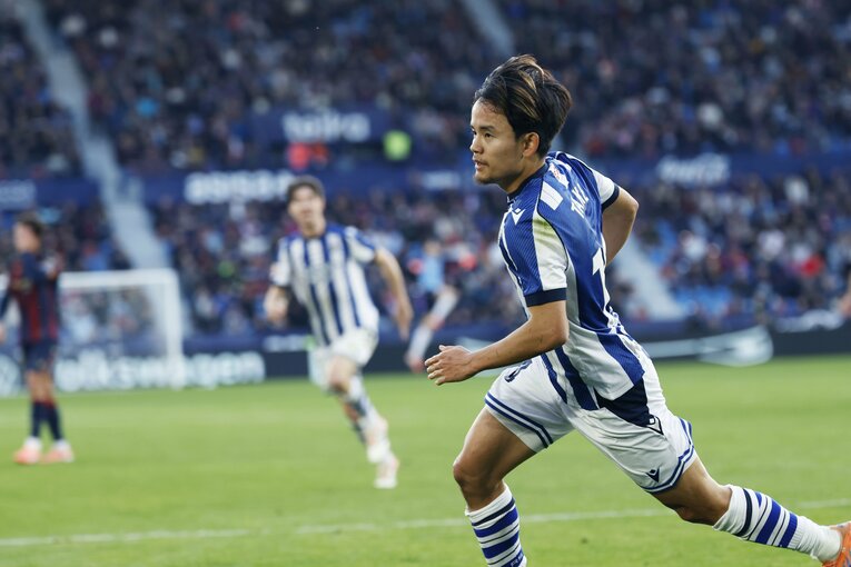 ゴール後久保は、アウェイサポーター席に向かうと……　©Daisuke Nakashima