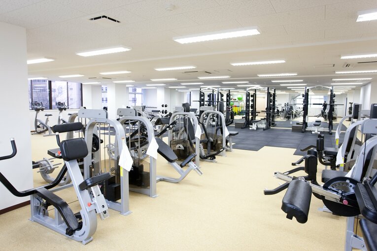 硬式野球部寮　ウエイトトレーニングルーム（帝京大提供）