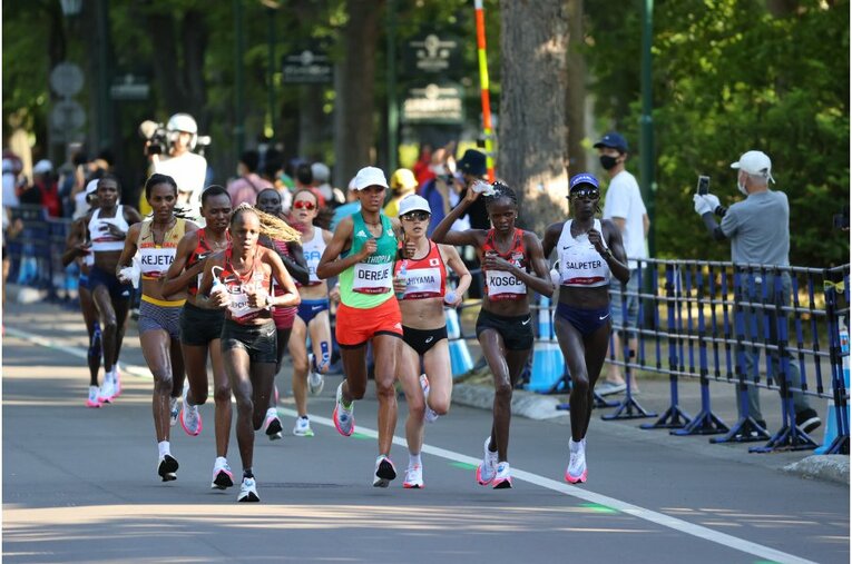 東京五輪女子マラソンでの一山の走り　©JMPA