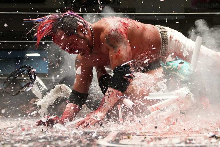 葛西純のパールハーバー・スプラッシュで蛍光灯の破片が舞う　©Masashi Hara