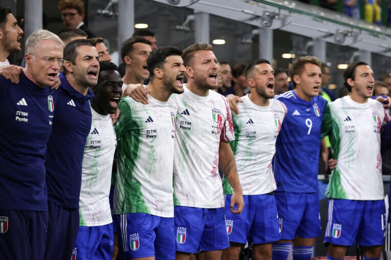 ウクライナ戦で国家を勇猛に歌うインモービレ（中央）ら　©Getty Images