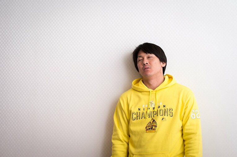 午前3時、すごく眠そうな顔の甲斐拓也。 ／ photograph by Nanae Suzuki
