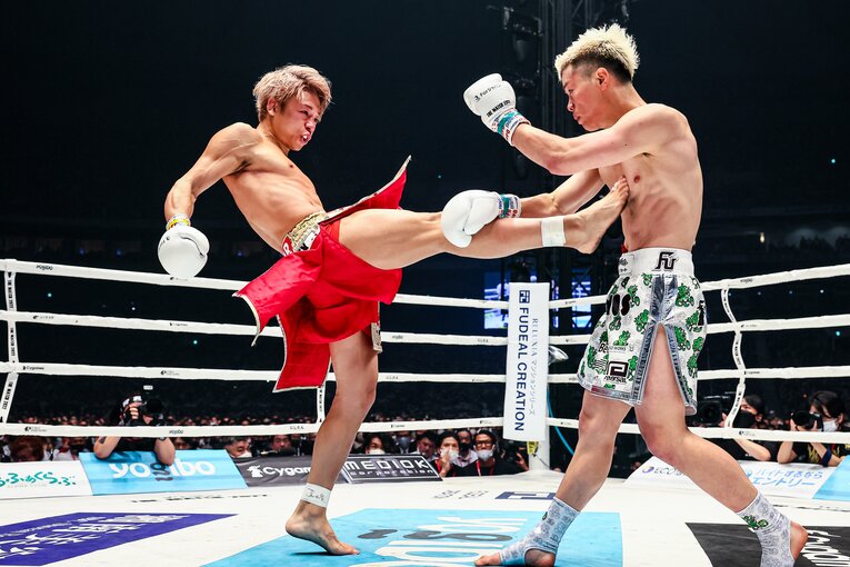 武尊の前蹴りをさばく那須川天心　©THE MATCH 2022/Susumu Nagao