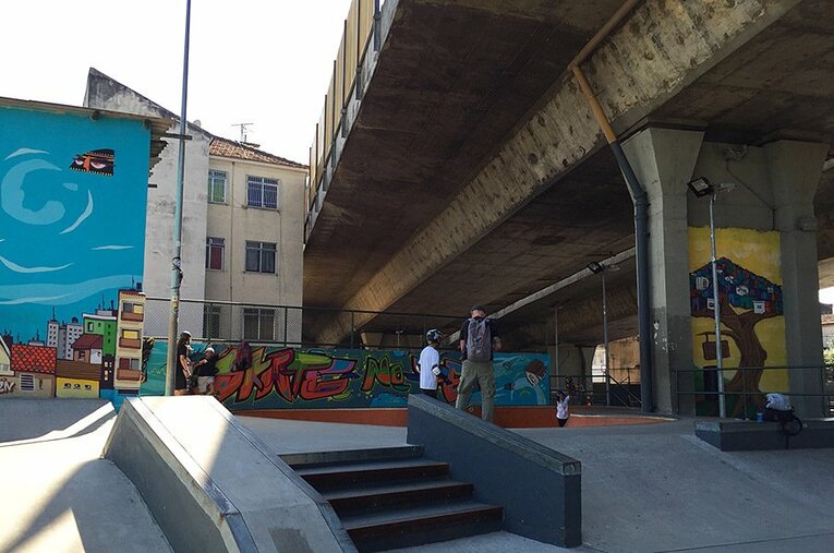 エンカンタードに出来た大型公園の壁画は、地元アーティストのケイジャマンが手掛けた。 ／ photograph by Sports Graphic Number