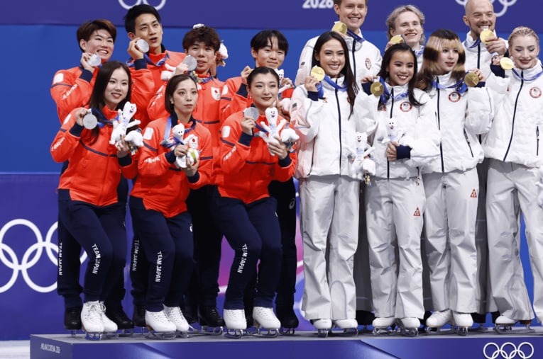 フィギュア団体の表彰式後に物議を呼んだ“刃こぼれ問題”の論点とは？【全2回】 ／ photograph by Sunao Noto／JMPA