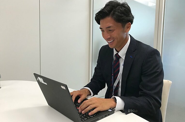 スーツに身を包む福田友也。ピッチではキャプテン、会社では営業マンの“二刀流”だ。 ／ photograph by Kohei Kikuchi