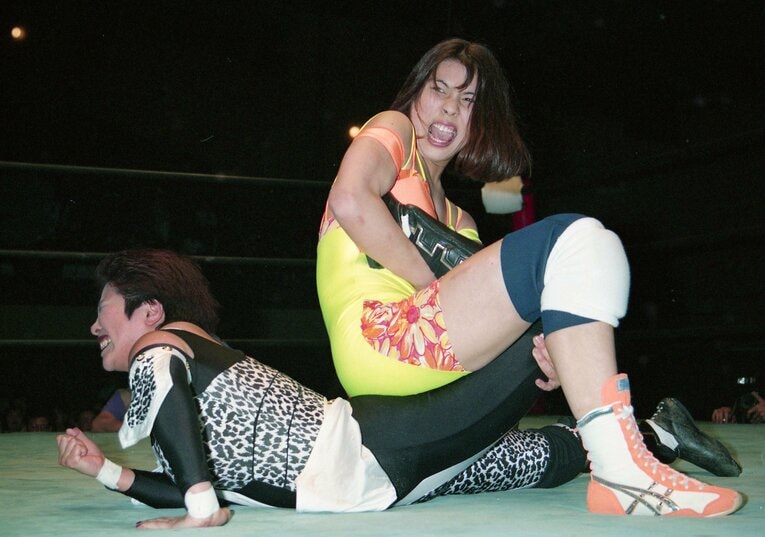 風間ルミに逆エビ固めを仕掛ける大向美智子（LLPW時代の試合写真）【スワイプするとそのほかの写真もご覧になれます】　©東京スポーツ新聞社