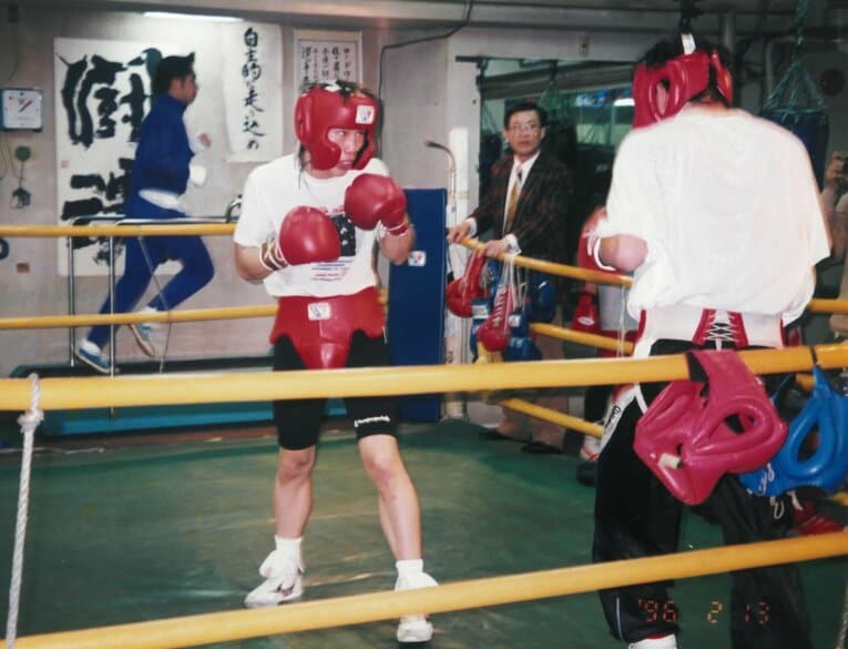 若き日の畑山隆則（左）とスパーリングをする坂本博之　©Koh Tanaka