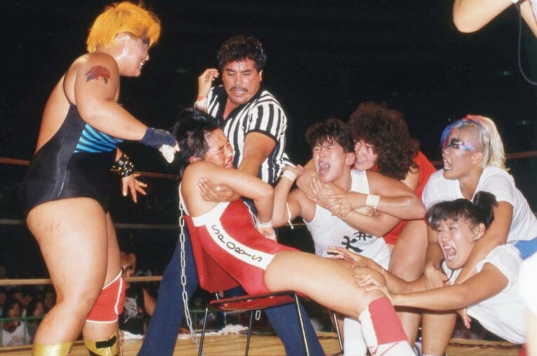 敗者髪切りデスマッチに敗れ、バリカンで髪を刈られる長与千種（1985年8月28日の大阪城ホール大会） ／ photograph by 東京スポーツ新聞社