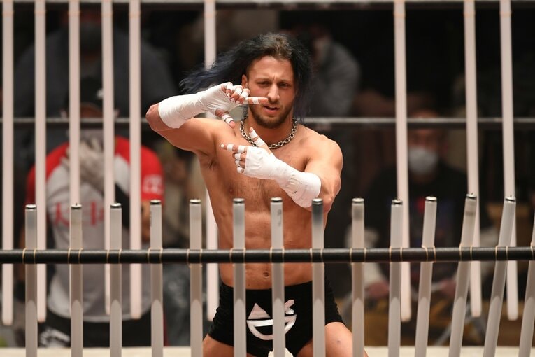 1月2日の夜、後楽園ホールでは大日本プロレスが行われた。蛍光灯を前にポーズを決めるドリュー・パーカー