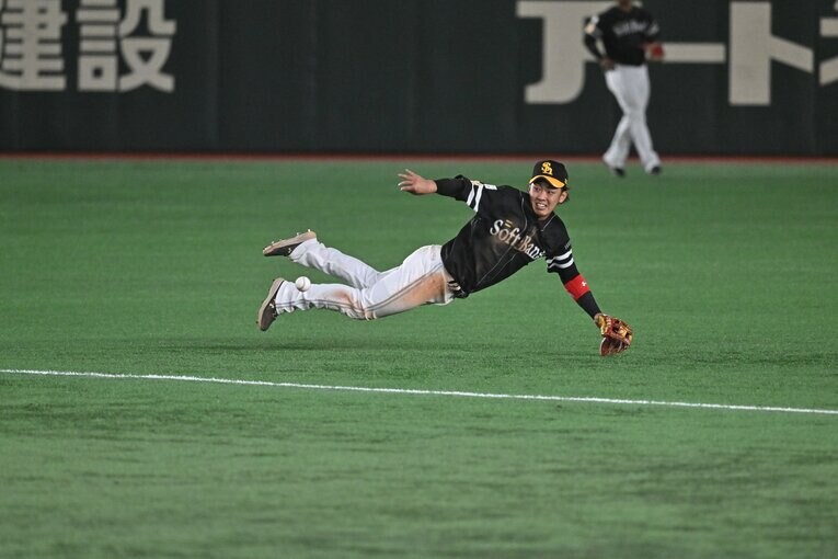 今宮健太の空中アクロバティックプレー（2/6）　©Hideki Sugiyama