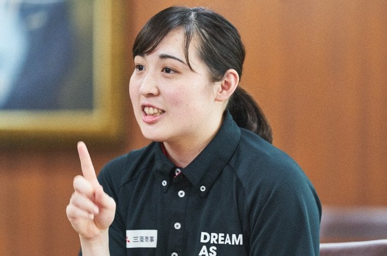 進行性の目の難病「黄斑ジストロフィー」に冒された辻内彩野選手。目の前の松岡さんの姿ははっきり見えなくても“熱さ”は’しっかり感じている ／ photograph by Yuki Suenaga