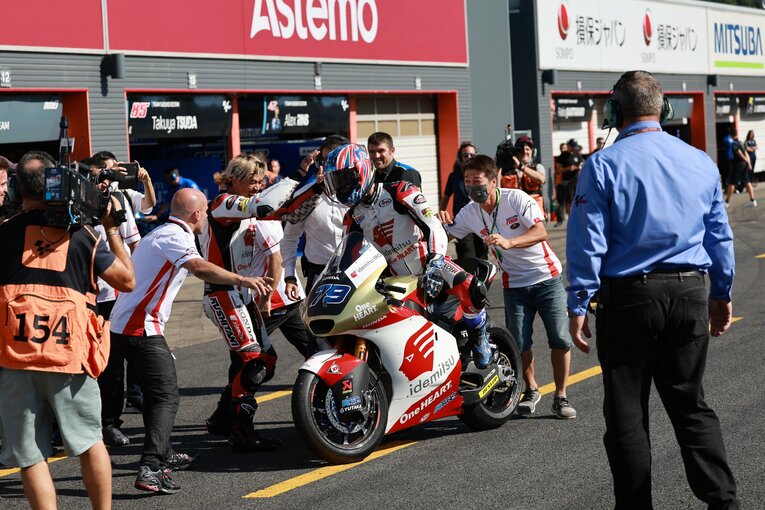 チームメイトのチャントラも小椋を祝福した　photograph by Satoshi Endo