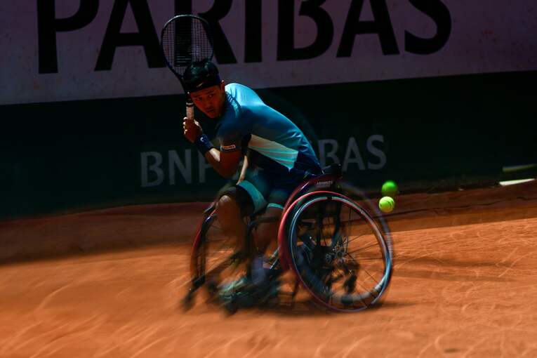 小学校3年の時、プロサッカー選手を目指していた小田に告げられた、骨のがんである「骨肉腫」。左足の股関節と大腿骨の一部を切除し、車いすでの生活がはじまった　©JIJI PRESS