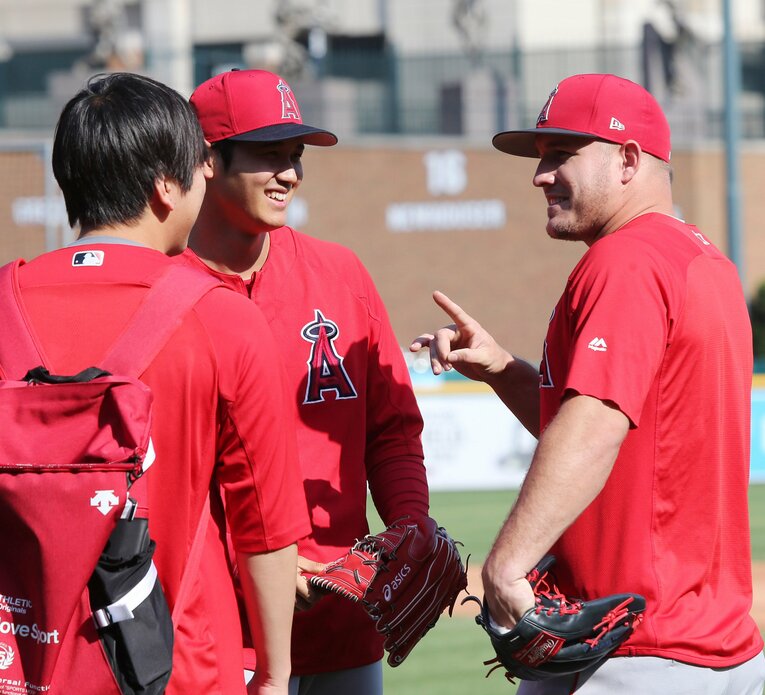 メジャー1年目、笑顔でトラウトと会話する大谷と水原通訳（2018年）　©JIJI PRESS