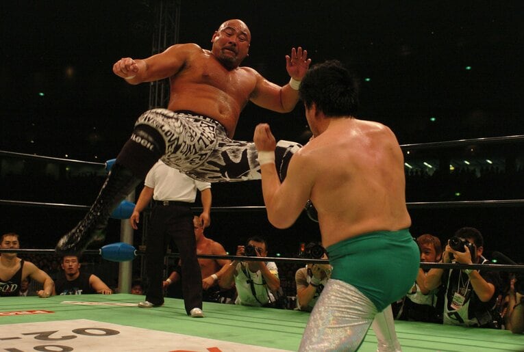 ノアのリングで三沢光晴にシャイニングウィザードを見舞う。2004年7月10日、東京ドーム