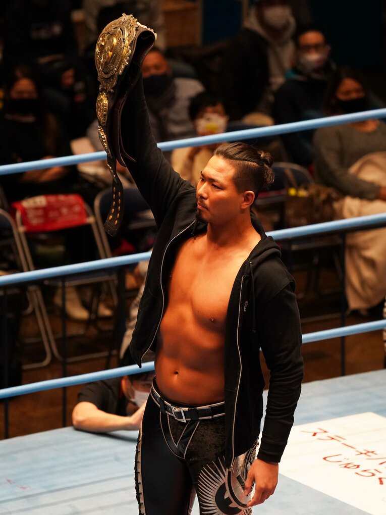 三冠ヘビー級王座のベルトを掲げるジェイク・リー。「全日本プロレスを作り直す」と息巻いている（写真をクリックすると「この記事の写真」に飛びます。過激な写真を含みますのでご注意ください）