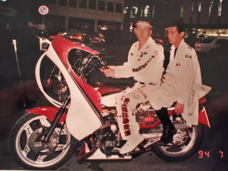 若かりし頃の大嶋記胤（右、本人提供）