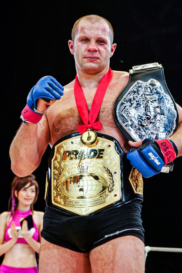 PRIDEヘビー級王座のベルトとグランプリ優勝のベルトを巻くヒョードル