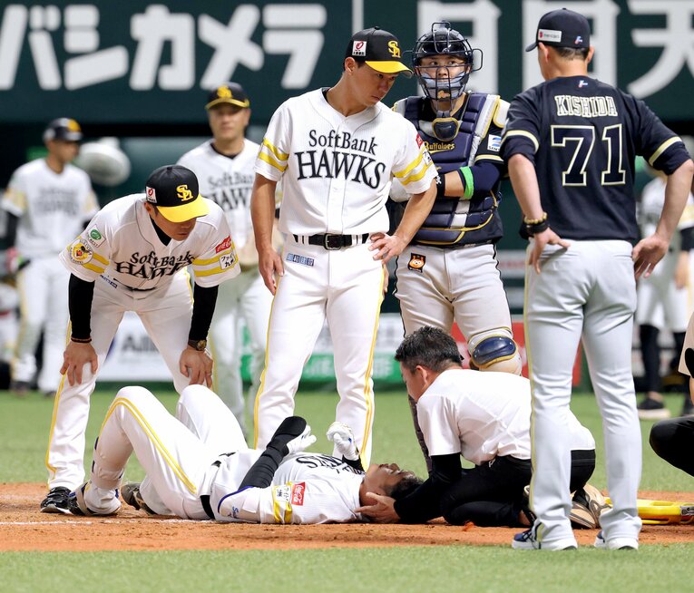 騒然…死球直後に処置をうける　©KYODO