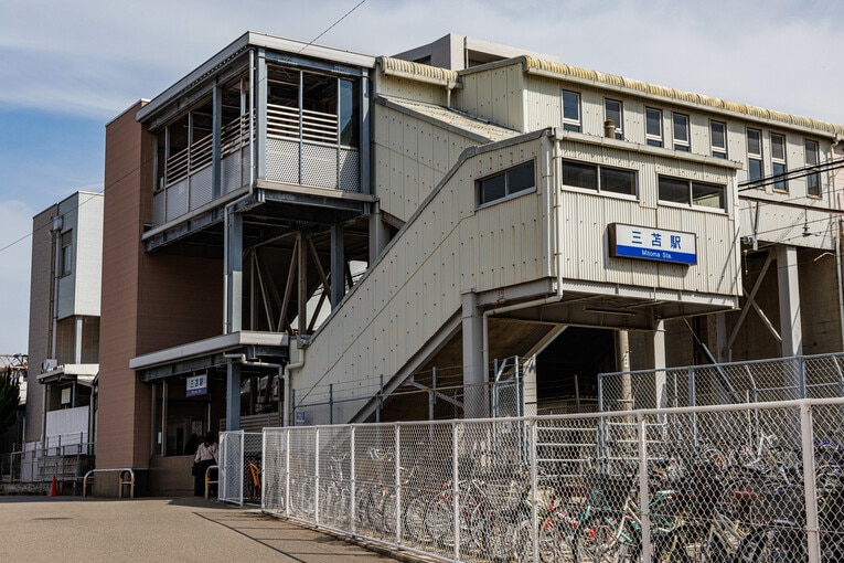 こちらがホームと同じ水準の駅西側