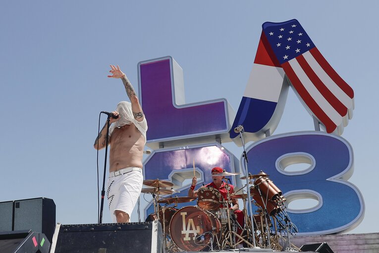 レッチリのライブ。チャド・スミスのドラムにはドジャースのロゴが　©Getty Images