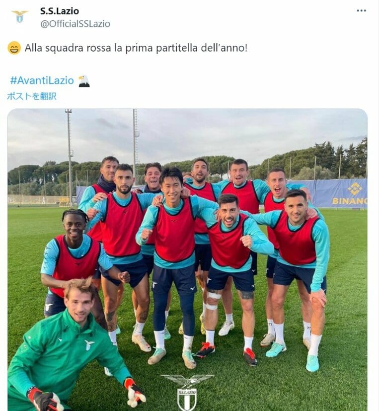 現地時間1月2日、ラツィオの公式「X」では鎌田を中心にした練習後の写真がアップされた　※スクリーンショット