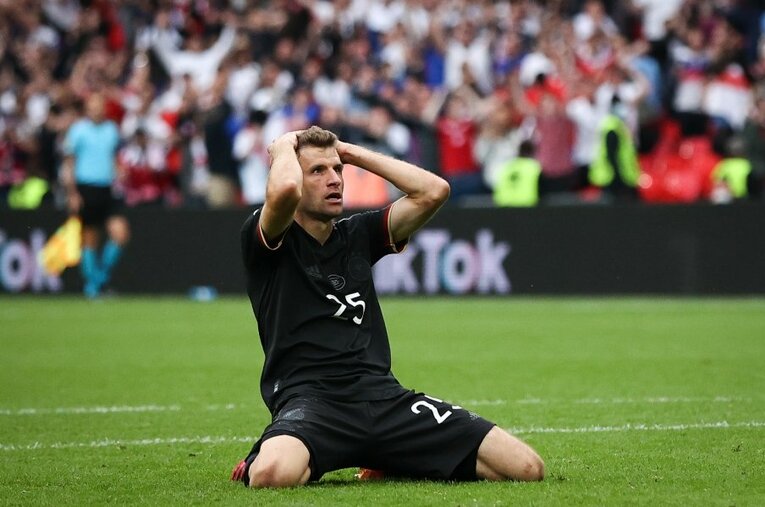 決定機を外し、天を仰ぐミュラー。イングランドに完敗を喫したドイツは早々に大会を去ることとなった ／ photograph by Getty Images