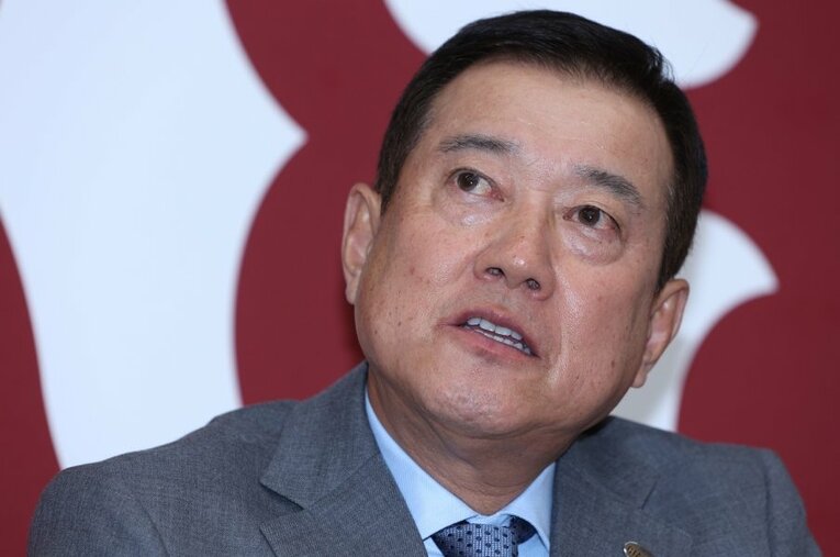 シーズンを終えて、新たに3年契約を結んだ原監督。直撃インタビューに対して、来季の方針を率直に語ってくれた ／ photograph by Sankei Shimbun